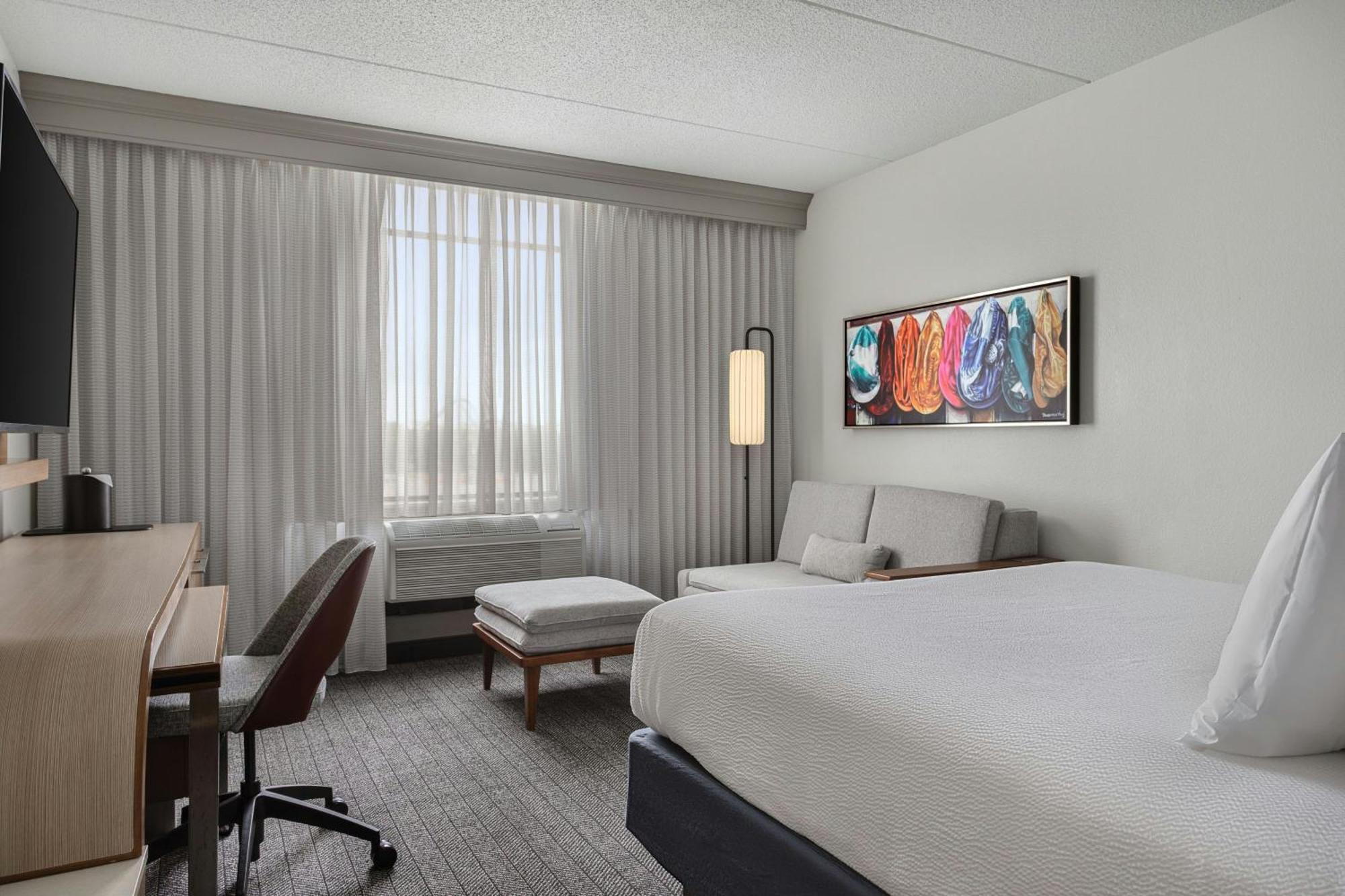Hotel Courtyard Airport 3*