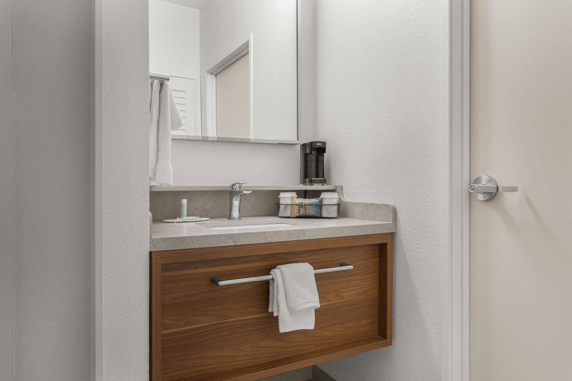 Courtyard Airport Hotel 3*